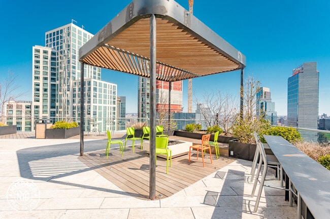 Building Photo - 436 Albee Square W