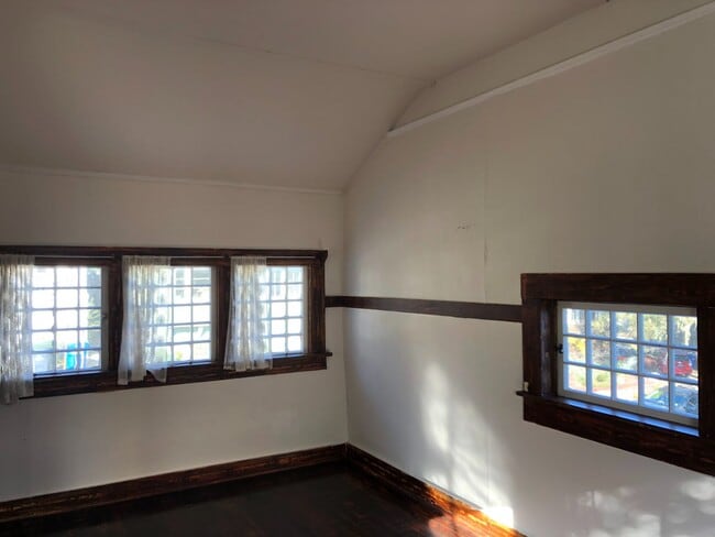Building Photo - Historic 2-bedroom, 1.5 bath home in the h...