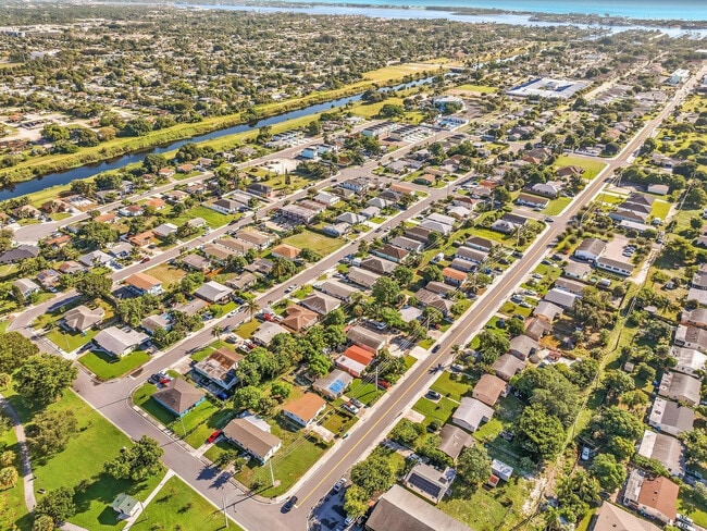 Building Photo - 525 NW 10th Ave