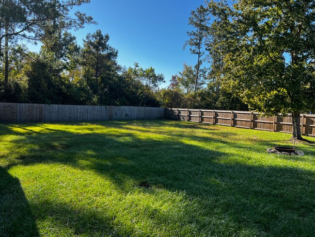 Building Photo - 3/2 with large fenced in yard!