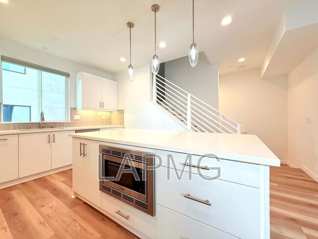 Building Photo - 4334 N Jimson Rd