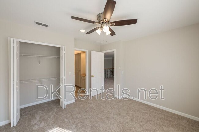 Building Photo - 841 Lakeglen Dr