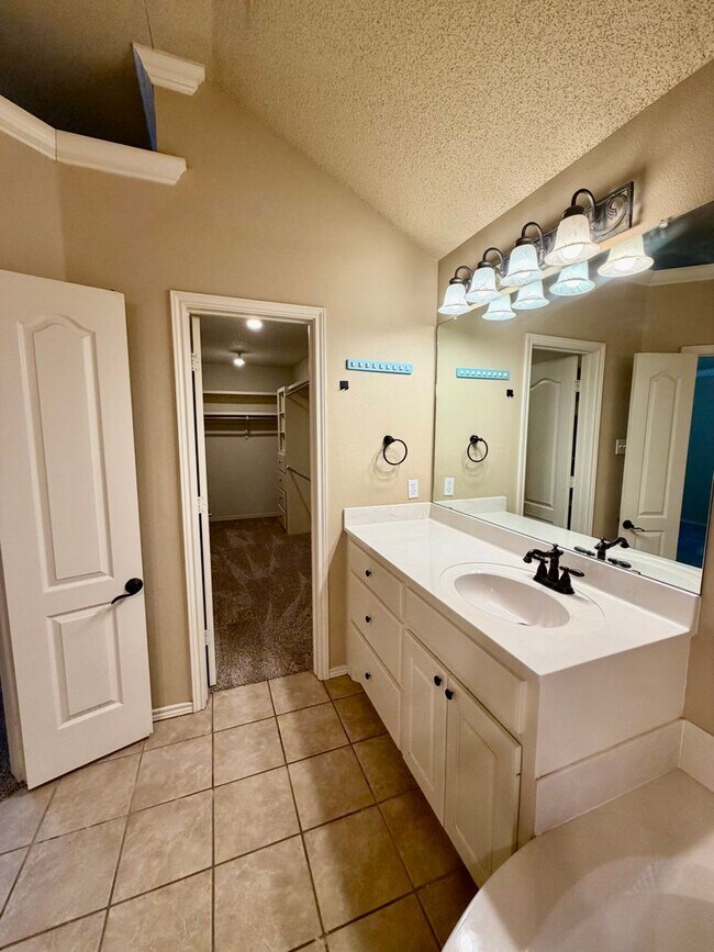 Building Photo - Beautiful home in Day Estates