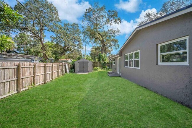 Building Photo - 4640 SW 25th Terrace
