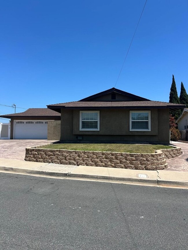 Building Photo - Beautiful and Spacious 3 Bedroom, 2 Bath Home! $3,800 Move In Ready!