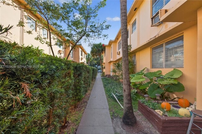 Building Photo - 993 Bay Dr