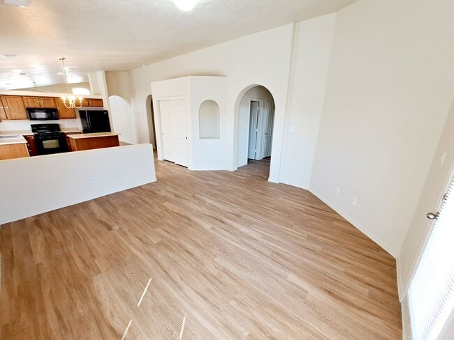 Building Photo - Gorgeous 4-bedroom, 2-bath home featuring ...