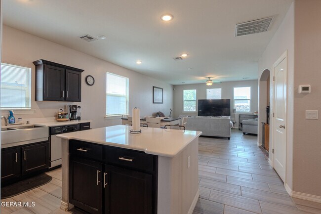 Building Photo - 305 Del Palmar