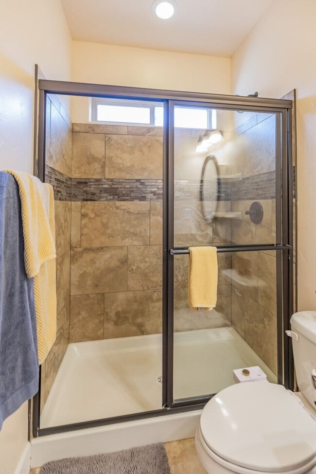 Building Photo - 4 Bedroom 2 bath Beautiful Home