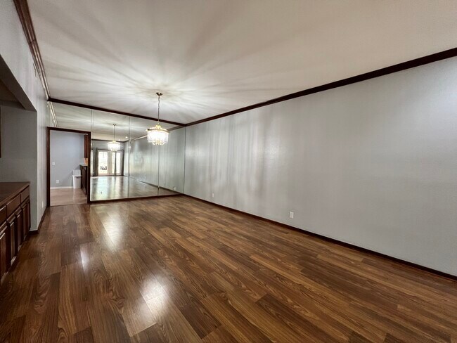 Dining Room - 8000 Donore Pl