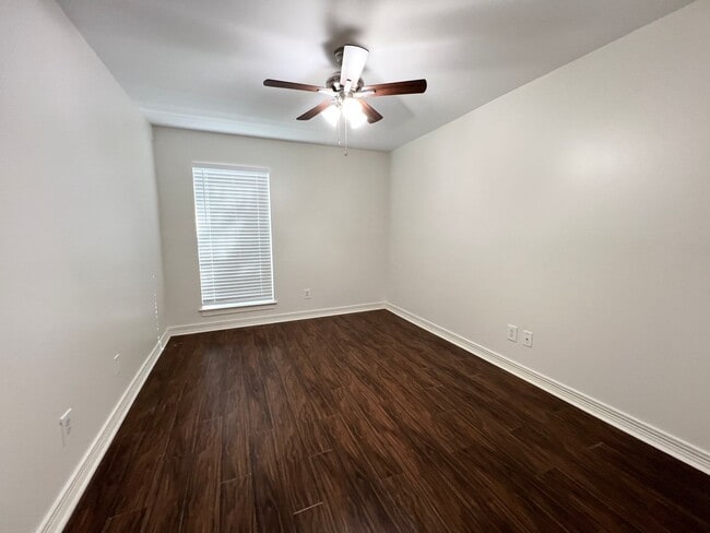 Building Photo - Stunning 4/3/2 Townhome in the Museum District !!!