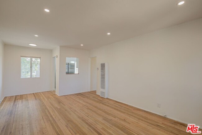 Building Photo - 2710 Bellevue Ave