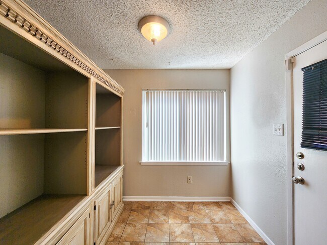 Building Photo - 17742 Kings Park Ln