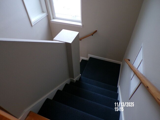 Building Photo - Charming house close to parks