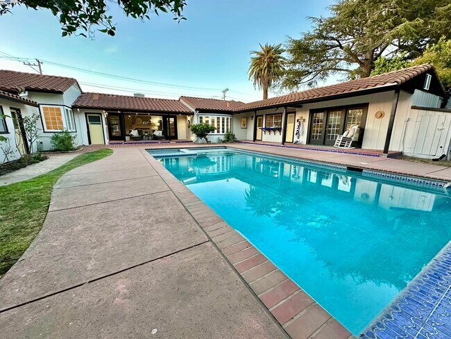 Building Photo - 915 Estudillo Ave