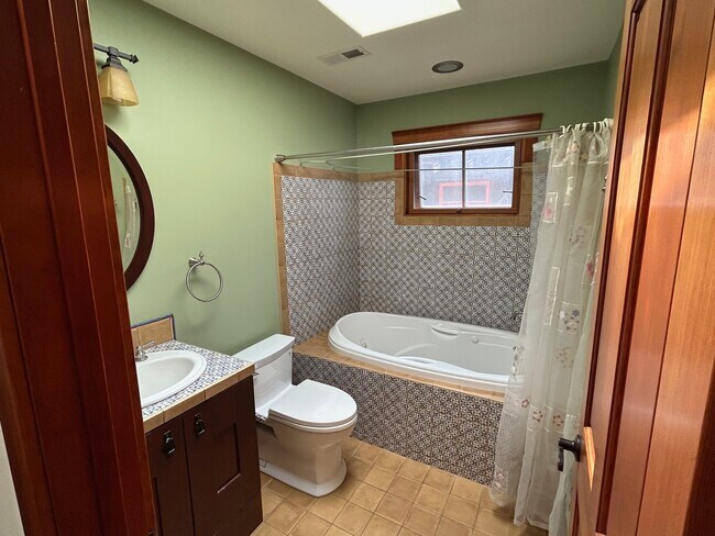 Building Photo - 1285 Campus Dr