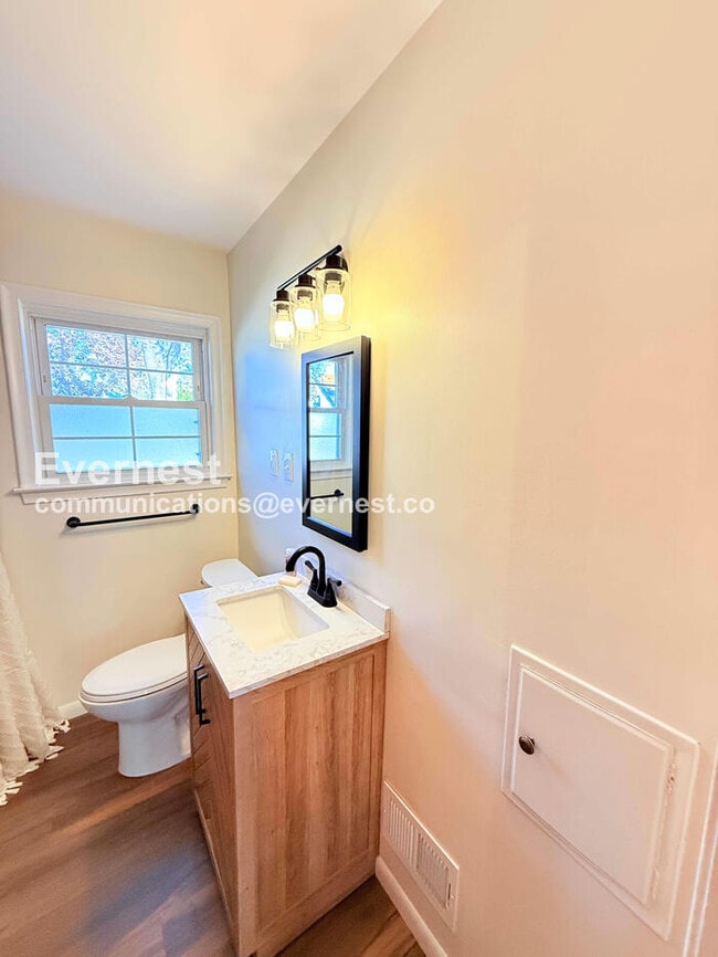 Building Photo - 3 Bed/1 Bath Home with Fenced Yard / Pet-Friendly / Vouchers Accepted / Available Now!