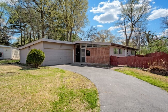 Primary Photo - Large 3 bed home for Rent