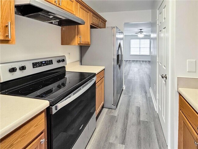 Building Photo - 1400 Stonehaven Cir