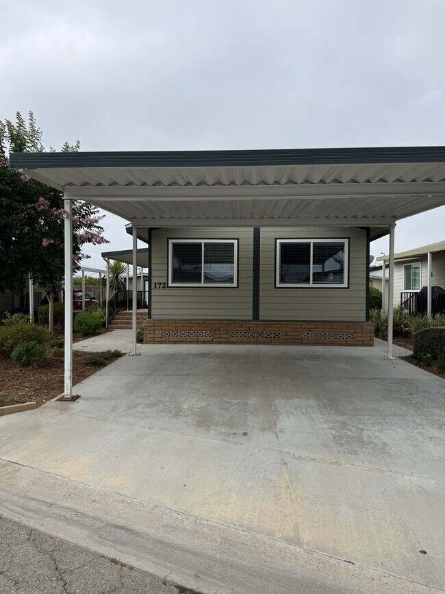 Building Photo - MOVE IN READY