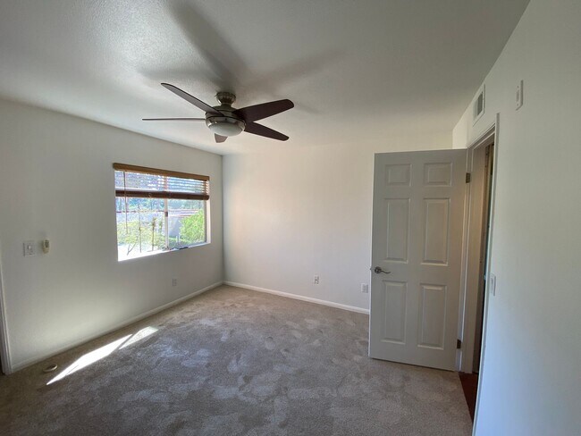 Building Photo - Awesome Condo - Complex W/ Pool, Gym & BBQ...