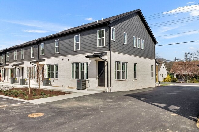 Building Photo - 425 Veritas St