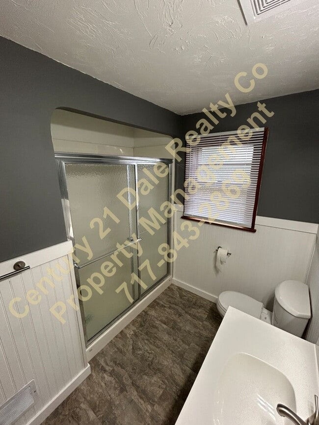 Building Photo - Fully remodeled 2 Bedroom All one Level ho...