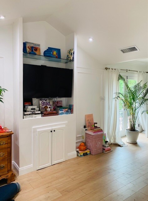 Entertainment Center - 607 N Windsor Blvd