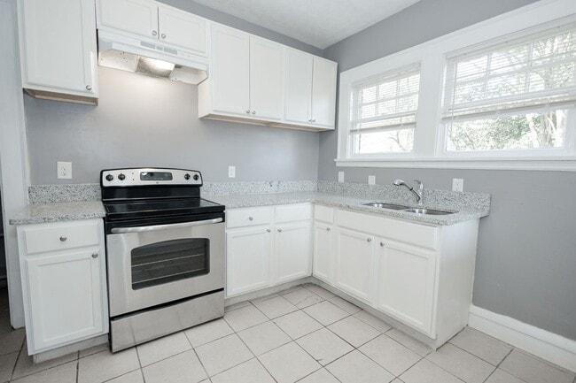 Building Photo - 217 S 11th St