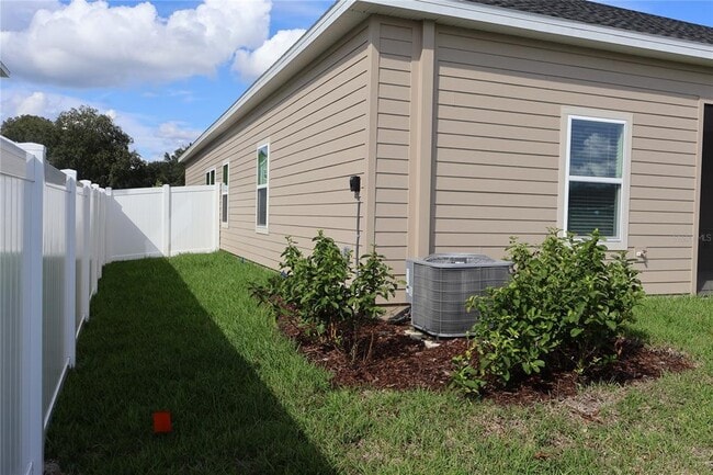 Building Photo - 3260 NE 40th Ln