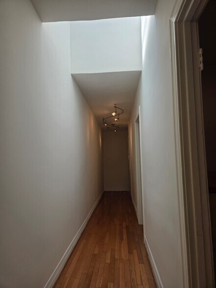 Hallway - 1009 Havenhurst Dr