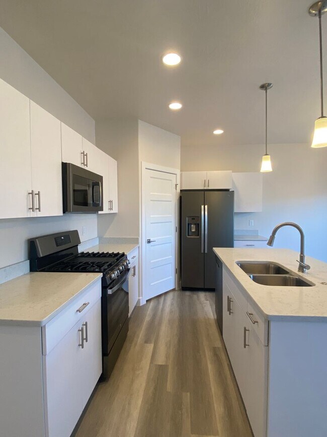 Building Photo - Beautiful townhome In Crimson Park