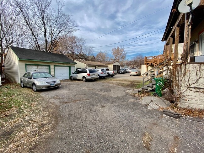 Building Photo - GREAT Remodeled 5BD/2.5BA Property near Di...