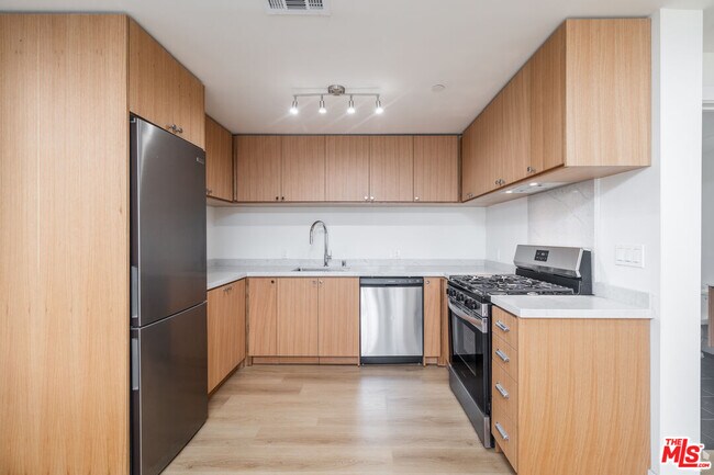 Building Photo - 1822 Overland Ave