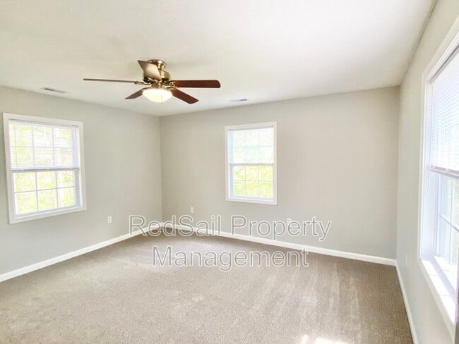 Building Photo - 102 Thunderbird Ln