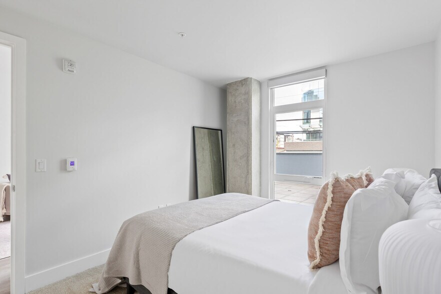 Building Photo - 285 8th Ave N