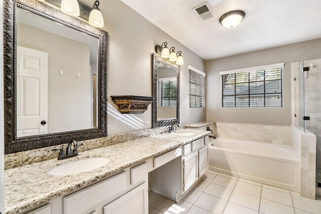 Building Photo - 2 Village Knoll Pl