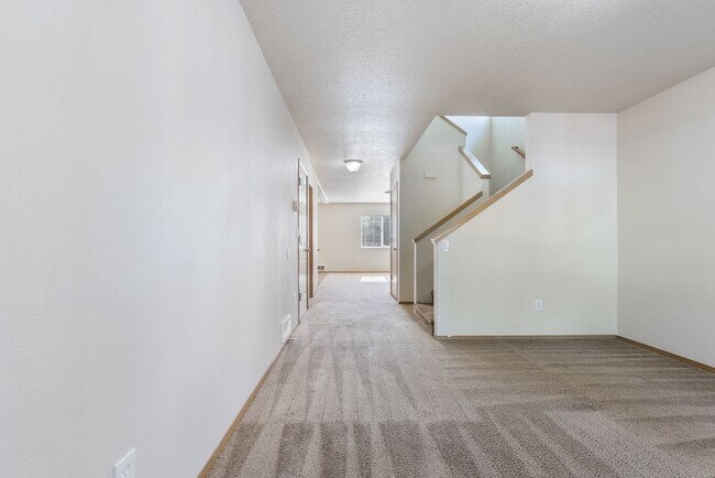 Building Photo - Spacious 4-Bedroom Home in SE Portland