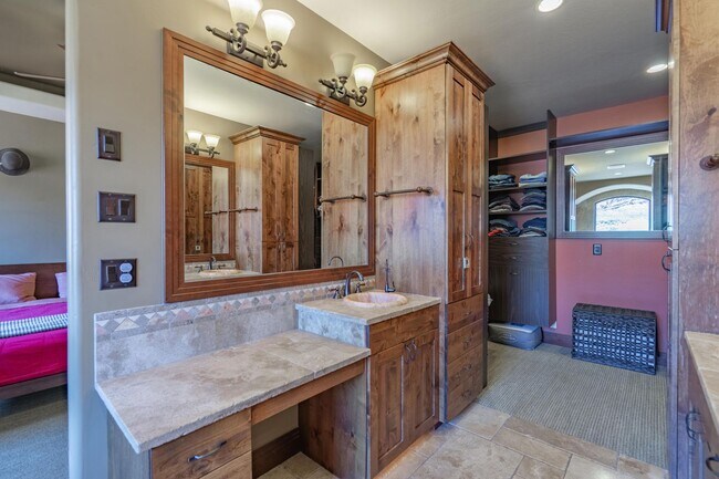 Building Photo - Exquisite Custom Home in Prestigious Commu...