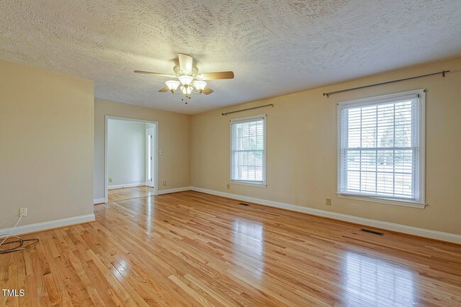 Building Photo - 4610 Linden Rd