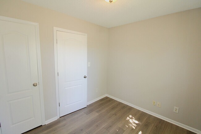 Building Photo - 3 Bedroom Home with a 1 Car garage!