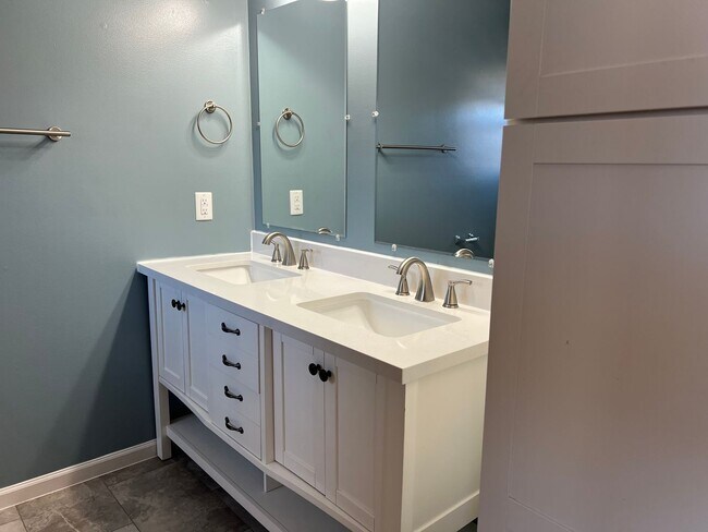 Building Photo - Now Available! Gorgeous Walkout Basement Home with a Pool, Ozark