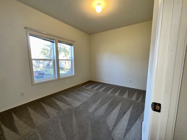 Building Photo - 834 Teal Ct SE