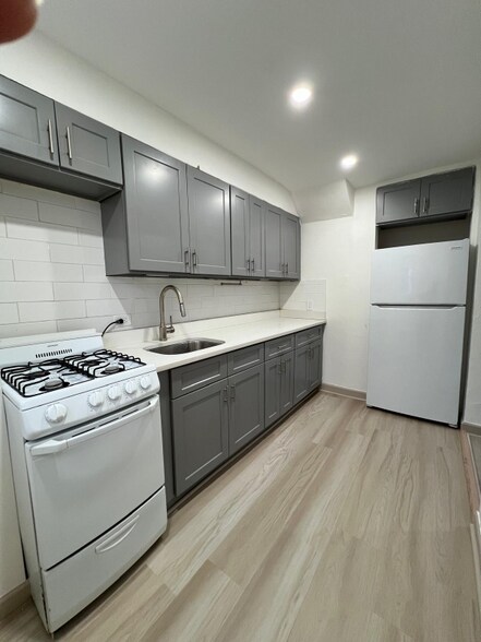 Building Photo - 60-57 59th Ave