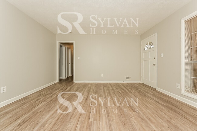 Building Photo - Welcome home to this 3 bedroom, 2 bathroom...