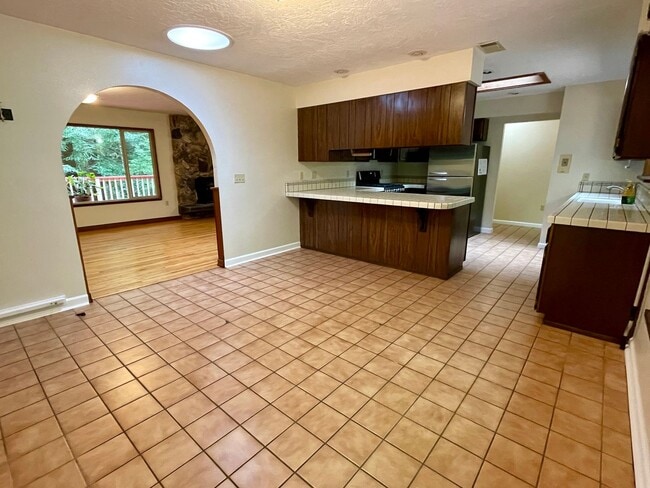 Building Photo - 4 bed, 3 bath split-level home in a private, forested setting (Bayside)