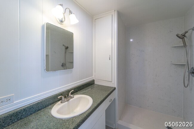 Building Photo - Available Now! 3 BD / 1.5 BA / 2 carport parking in Wahiawa