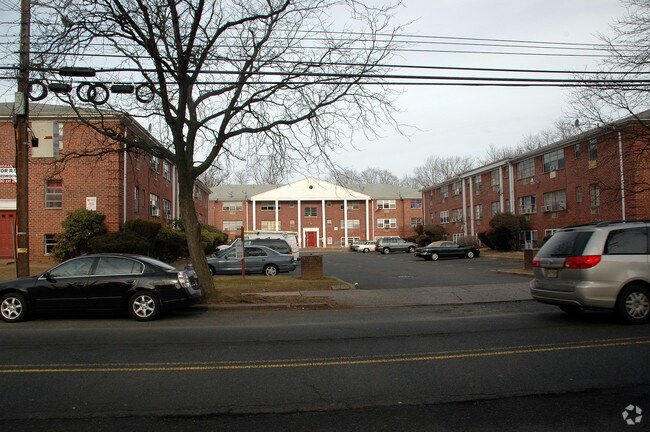 Building Photo - Town and Country