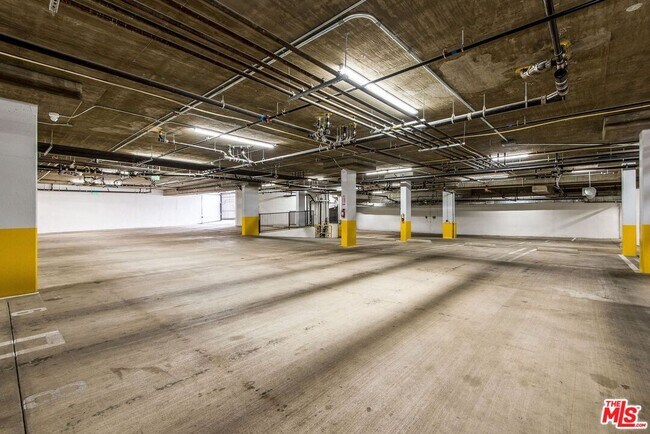 Building Photo - 320 N La Brea Ave