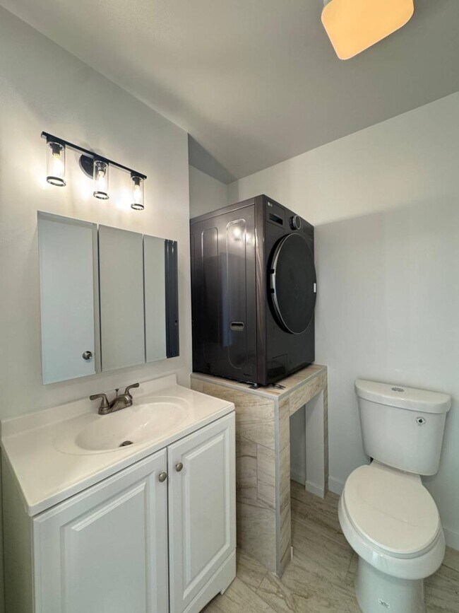 Building Photo - 3.0 bedroom in Glendale California 91203